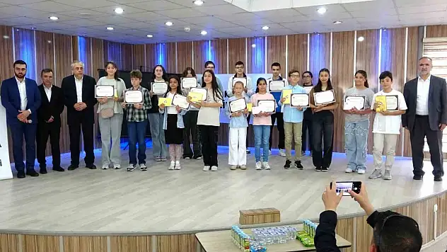 Kütahya'da gençler kitap okudu