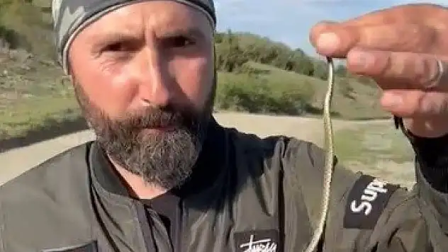 Kütahya'da motosiklet tutkunundan yavru yılan uyarısı