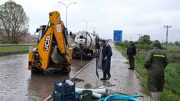 Kütahya'da sağanak yağış etkili oldu, yollar göle döndü