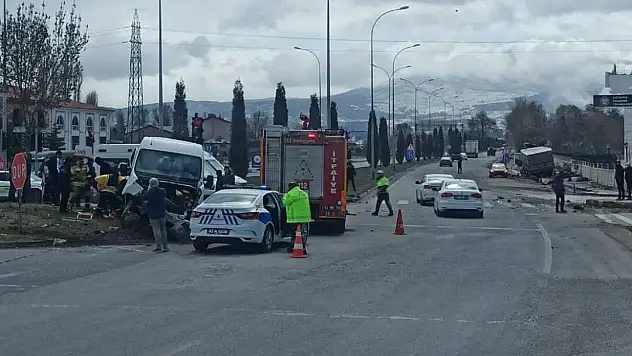 Kütahya'da tır ile kamyonet çarpıştı: 1 ölü, 2 yaralı