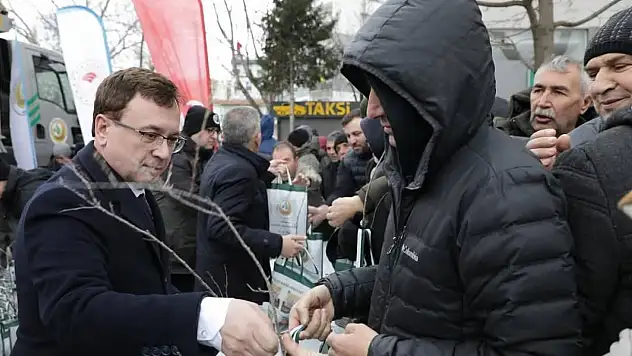 Kütahya'da vatandaşlara ücretsiz fidan dağıtıldı