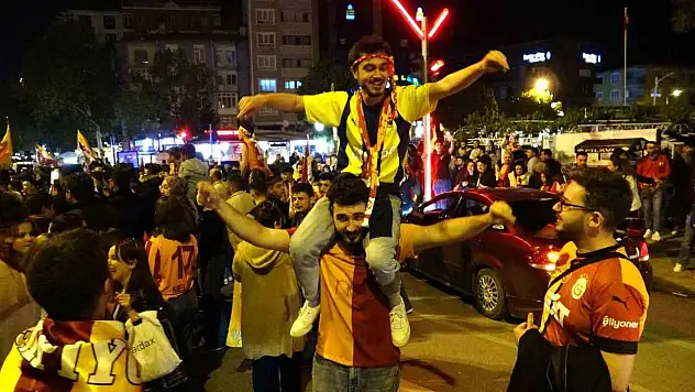Kütahya'daki kutlamalara Fenerbahçeli taraftar da katıldı