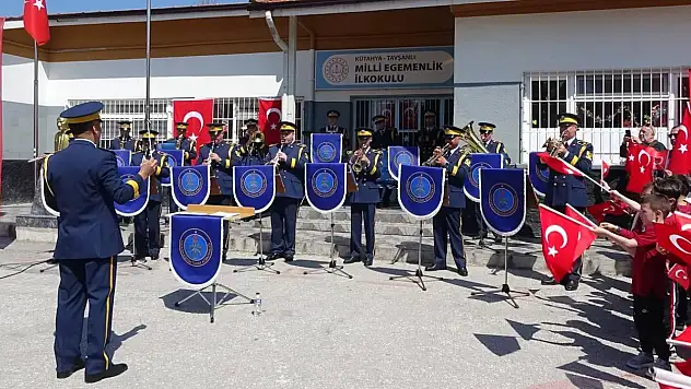 Kütahya Hava Eğitim Komutanlığı Bandosu'ndan Tavşanlı'da 23 Nisan coşkusu