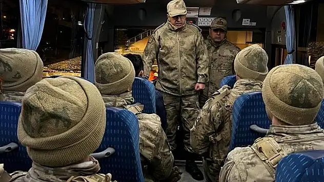 Kütahya İl Jandarma Komutanlığı 84 personel ile deprem bölgesinde