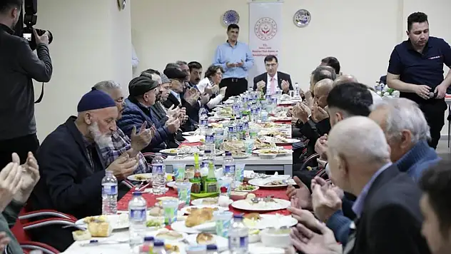 Kütahya protokolü huzurevi sakinleriyle iftarda buluştu