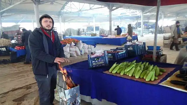 Kütahyalı pazarcılar tenekede ateş yakarak ısınıyor