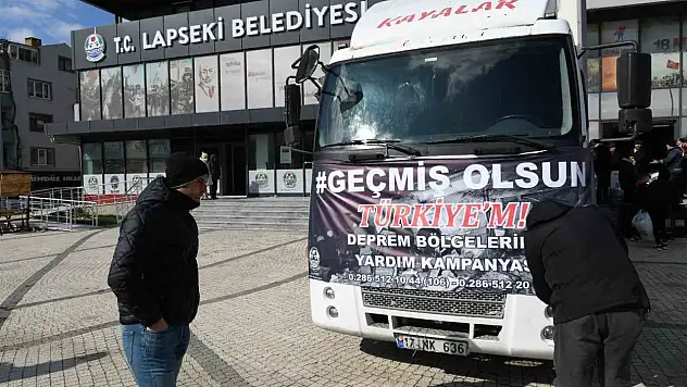 Lapseki'den 2 kamyon dolusu yardım malzemesi deprem bölgesine doğru yola çıktı
