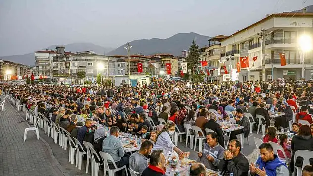 Mahalle iftarları binlerce kişiyi buluşturuyor
