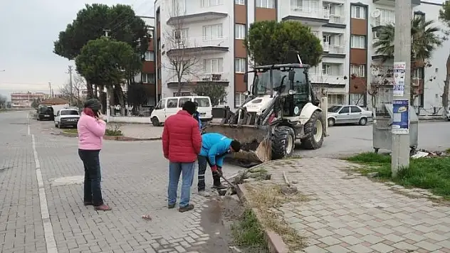 Mahalle muhtarından vatandaşlara 'Yağmursuyu ızgaralarını temiz tutalım' çağrısı