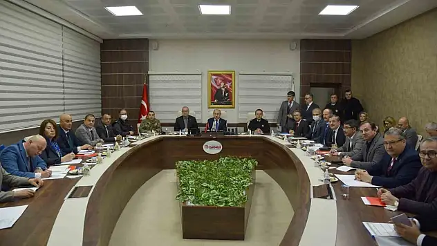 Manisa'dan deprem bölgesine gidecek yardımlar ve ekipler için toplandılar