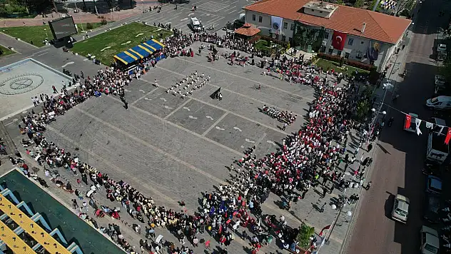 Manisa'nın ilçelerinde 23 Nisan coşkusu yaşandı