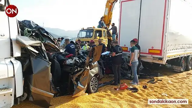 Manisa'nın Salihli ilçesinde 3 tır ve 2 otomobilin karıştığı zincirleme trafik kazasında ilk belirlemelere göre 3 kişi öldü, 5 kişi yaralandı.