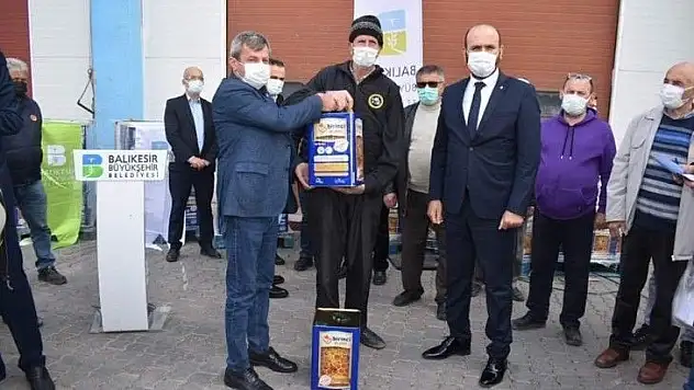 Manyas'ta arı üreticisine yem desteği
