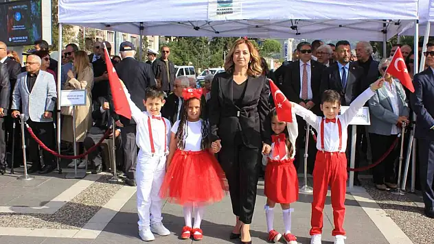 Marmaris'te 23 Nisan coşkusu çelenk sunma töreniyle başladı