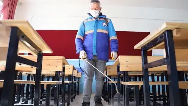 Menderes'te okullar dezenfekte edildi