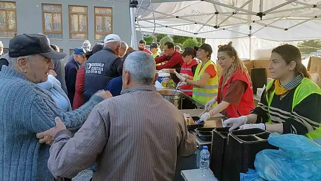 Menteşe Belediyesi deprem bölgesinde yaraları sarıyor