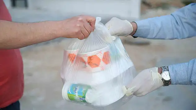 Merkezefendi'de depremzedelere sıcak iftar yemeği ulaştırılıyor