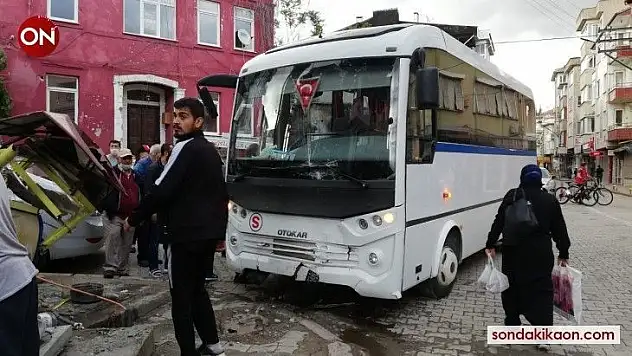 Midibüs MOBESE direğine çarptı, facianın eşiğinden dönüldü