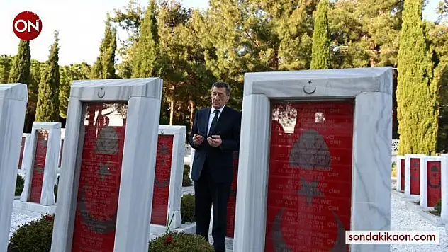 Milli Eğitim Bakanı Selçuk, Çanakkale Şehitler Abidesi'ni ziyaret etti