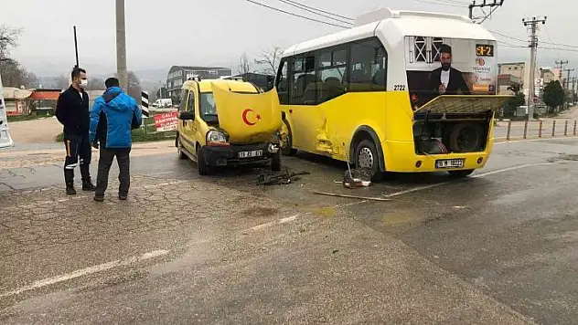 Minibüs ile ticari araç çarpıştı: 1 yaralı