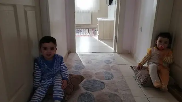 Minik ikizlerin kapı açma numarası şoke etti