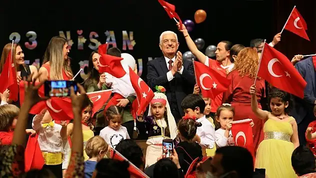 Miniklerin 23 Nisan gösterisi ilgiyle izlendi