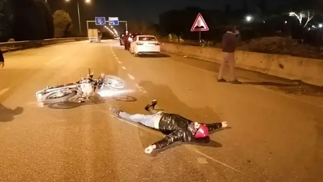 Motosiklet devrildi, sürücü ölümden döndü