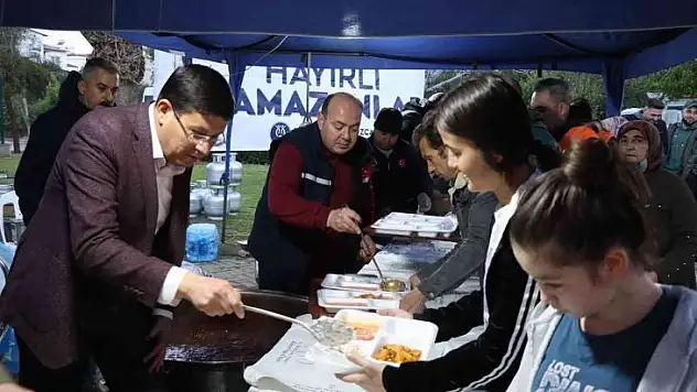Nazilli'de yüzlerce kişi iftar sofralarında buluşuyor