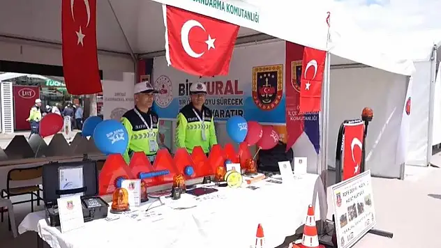 Ödemiş'te Jandarma trafik ekiplerinden fuar alanında bilgilendirme standı
