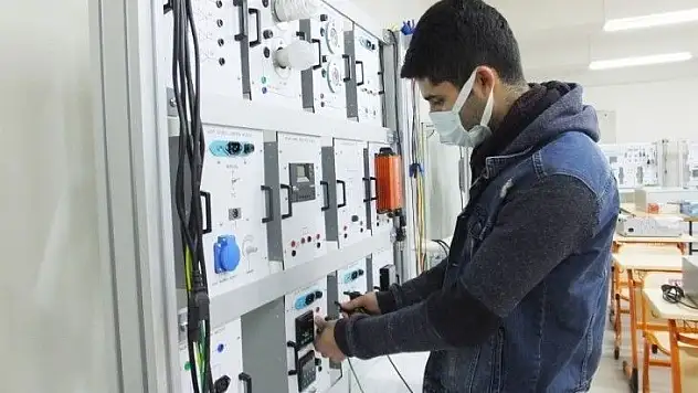 Okulun elektriğini karşılayıp, fazlasını satmaya başladılar