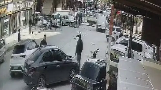 Otomobil ile motosiklet çarpıştı, 2 kişi yaralandı: Kaza anı kamerada