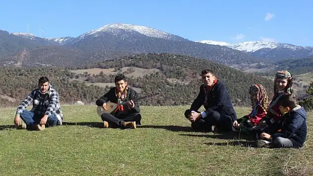 (Özel) 3 parmağıyla bağlama çalan genç, usta sanatçılara taş çıkartıyor