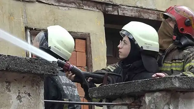 (Özel) Bursa'da madde bağımlılarının yaktığı iddia edilen metruk binayı stajyer öğrenciler söndürdü