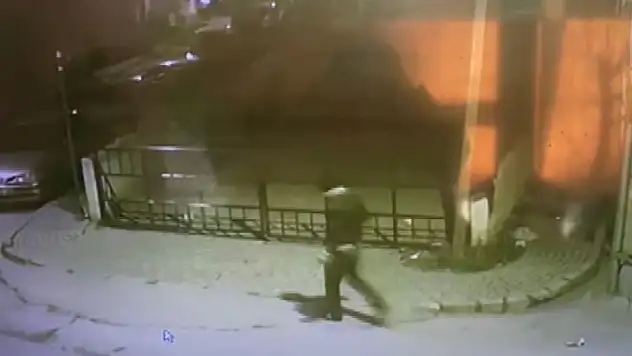 (Özel) Evde uyuduğu sırada 200 bin liralık altını çalındı...Kısıtlamadaki hırsız kamerada