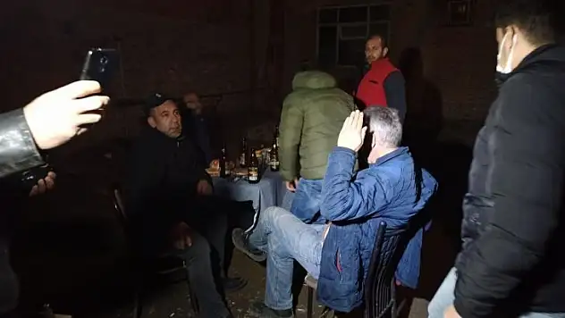 (Özel) Polis kaçak meyhaneye dönüştürülen mekânı müşteri kılığında bastı