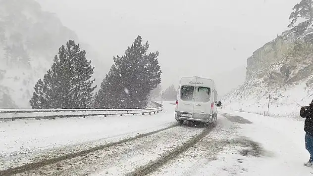(ÖZEL) Yoğun kar yağışı ulaşımı etkiliyor
