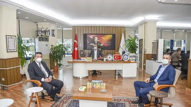 Özkan'dan sağlıkçılara teşekkür