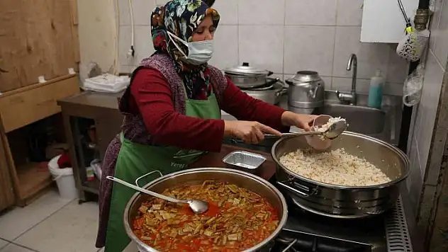 Ramazan'da ihtiyaç sahiplerine sıcak iftar yemeği ulaştırılıyor