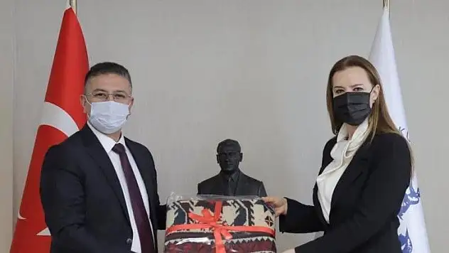 Rektör Kuş, İzmir'de Rektör Nüket Hotar'ı ziyaret etti