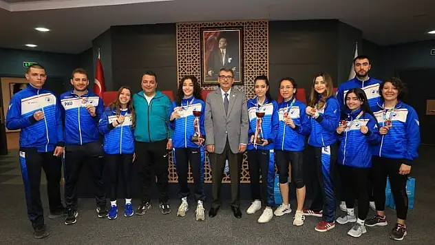 Rektör Kutluhan madalyalı sporcuları tebrik etti