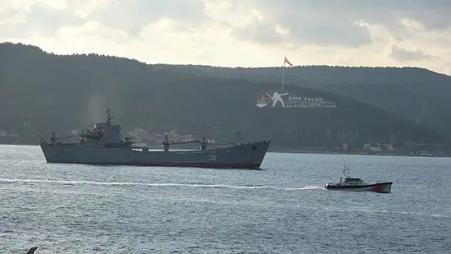 Rus savaş gemisi 'Saratov' Çanakkale Boğazı'ndan geçti
