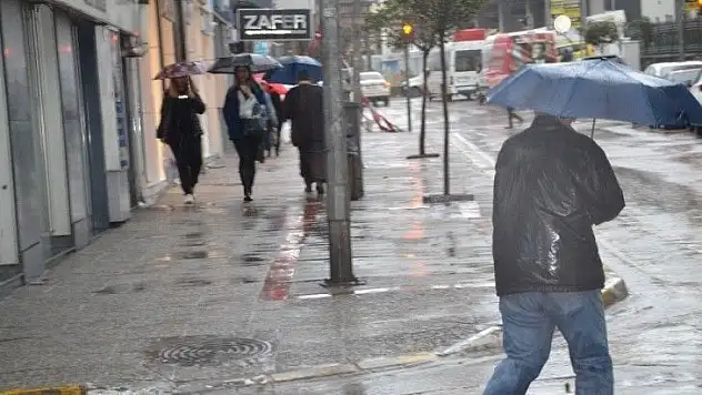 Sağanak yağış Balıkesir'de etkisini göstermeye başladı.
