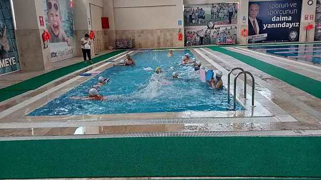Salihli'de depremzede çocukların havuz keyfi
