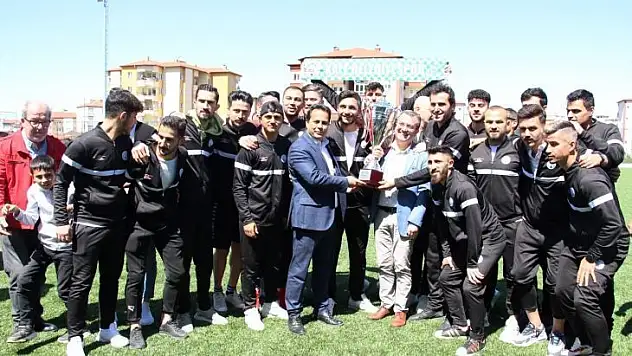 Şampiyon Kale Belediyespor kupasını kaldırdı