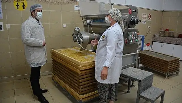 Sebzeli makarnanın üreticisine Bakan Pakdemirli'den plaket