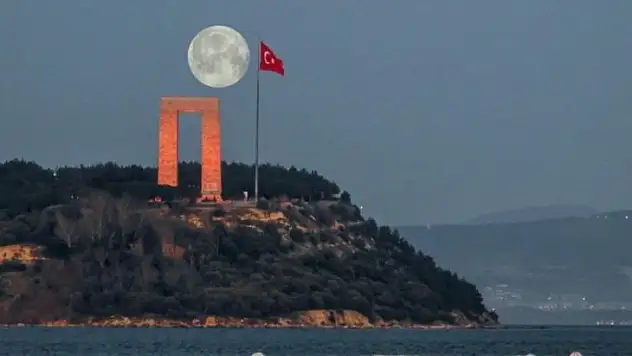Şehitlik Abidesi ve dolunayın buluşma anı mest etti