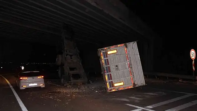 Seyir halindeki tırın açılan dorsesi köprüye çarptı