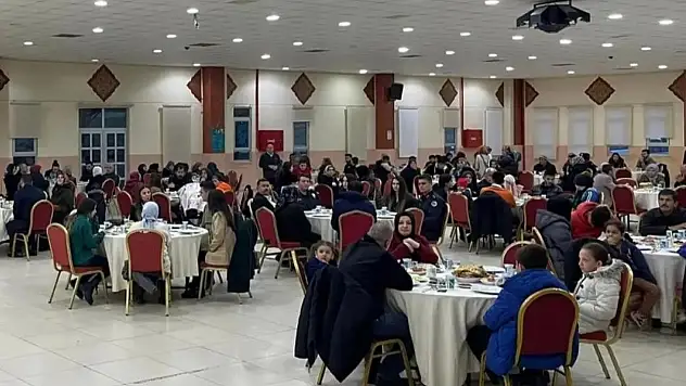 Simav'da depremzedeler iftar yemeğinde bir araya geldi