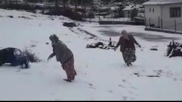 Sındırgı'da kar yağışı sevinçle karşılandı