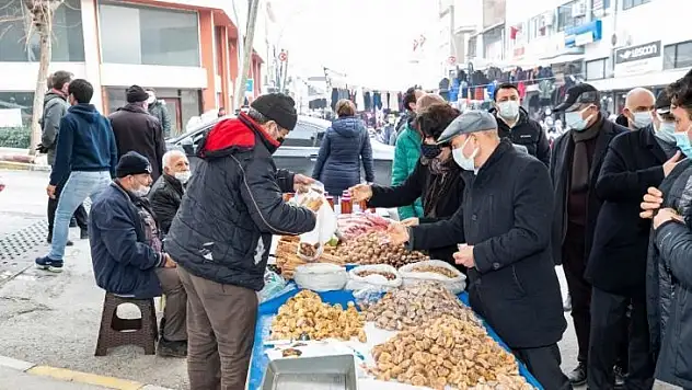 Soyer çifti, pazar alışverişini Bayındır üreticisinden yaptı
